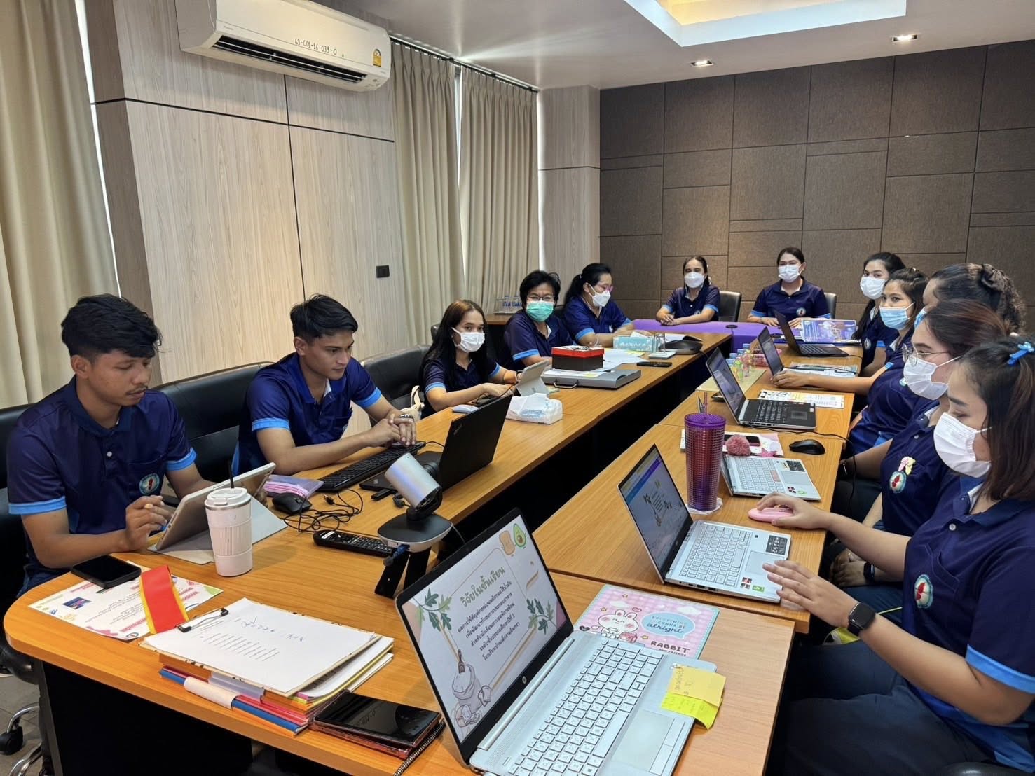 กิจกรรมนำเสนองานวิจัยและนวัตกรรมสำหรับนักเรียนตาบอดพิการซ้อน โดยคณะครูได้สรุปผลการวิจัย และนำเสนอ นวัตกรรมที่สร้างขึ้นเพื่อแก้ปัญหาและพัฒนานักเรียนในความดูแลของแต่ละห้องเรียน งานที่นำเสนอทุกชิ้นล้วนแล้วแต่เป็นประโยชน์ ส่งผลดีต่อการพัฒนานักเรียนให้ดียิ่งขึ้นต่อไป